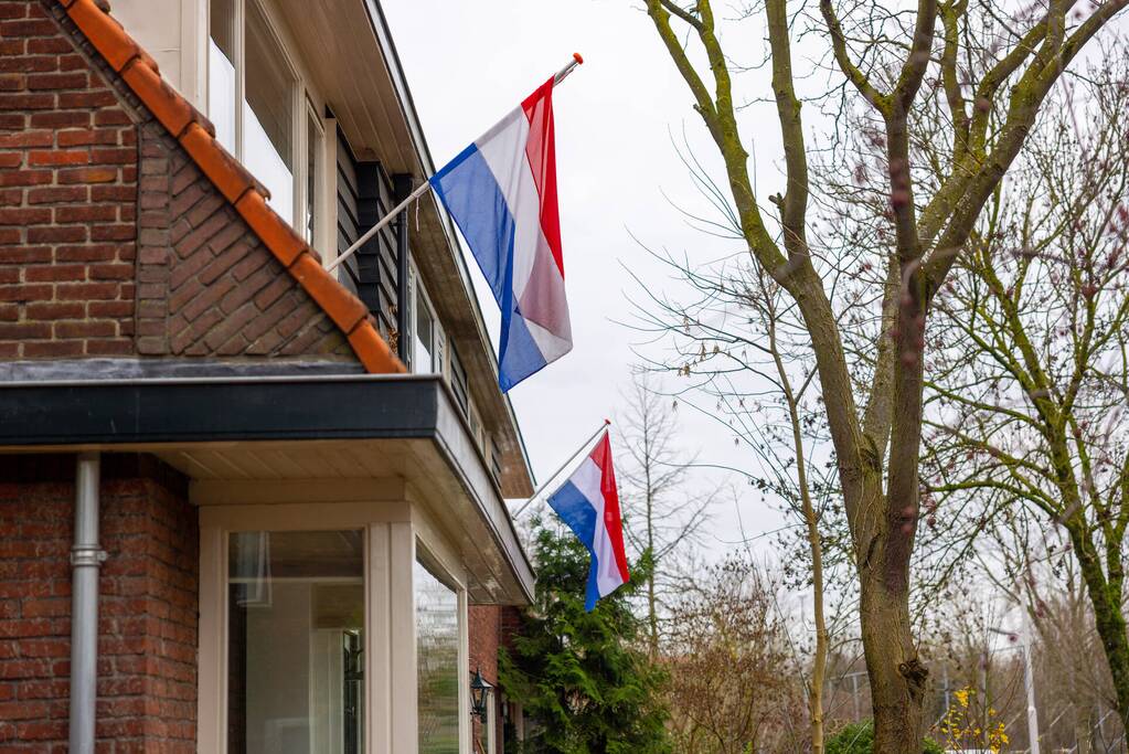 Vlaggen uitgehangen voor wereldkampioen Max Verstappen