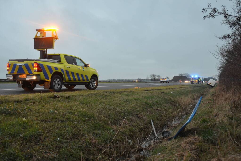 Auto in sloot belandt naast snelweg