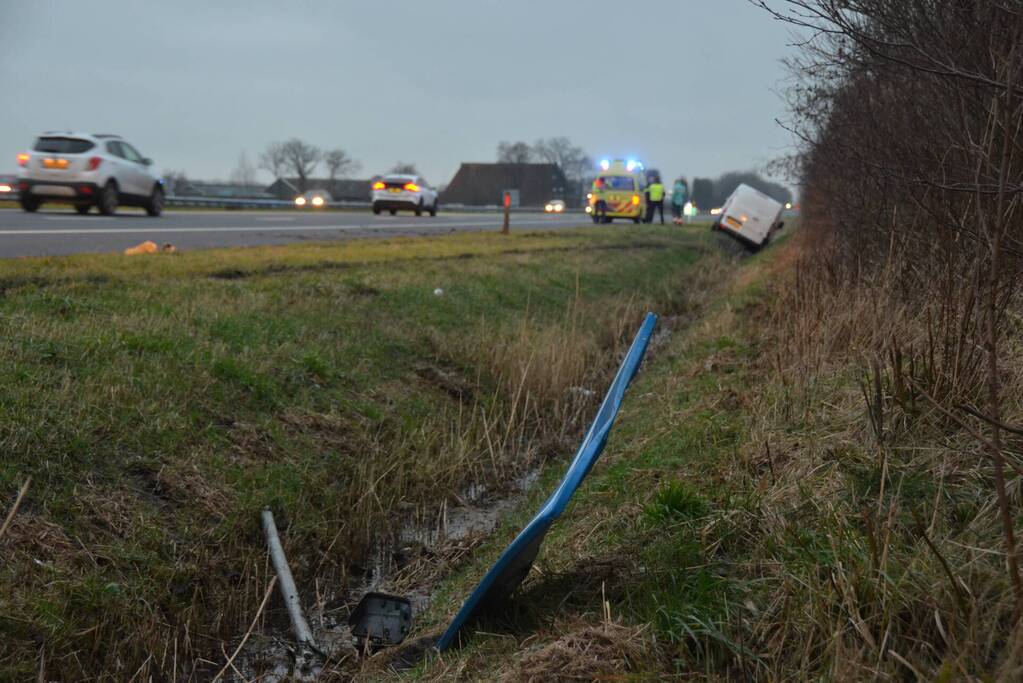 Auto in sloot belandt naast snelweg