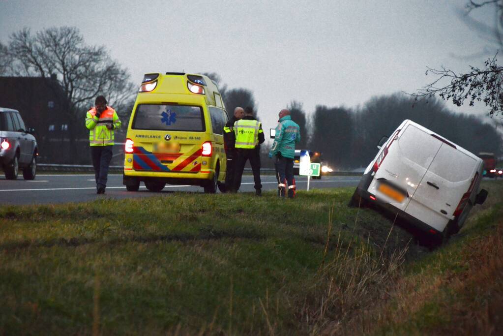 Auto in sloot belandt naast snelweg