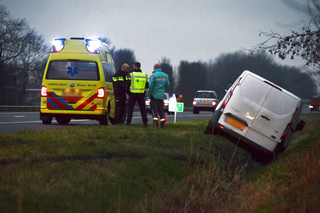 Auto in sloot belandt naast snelweg
