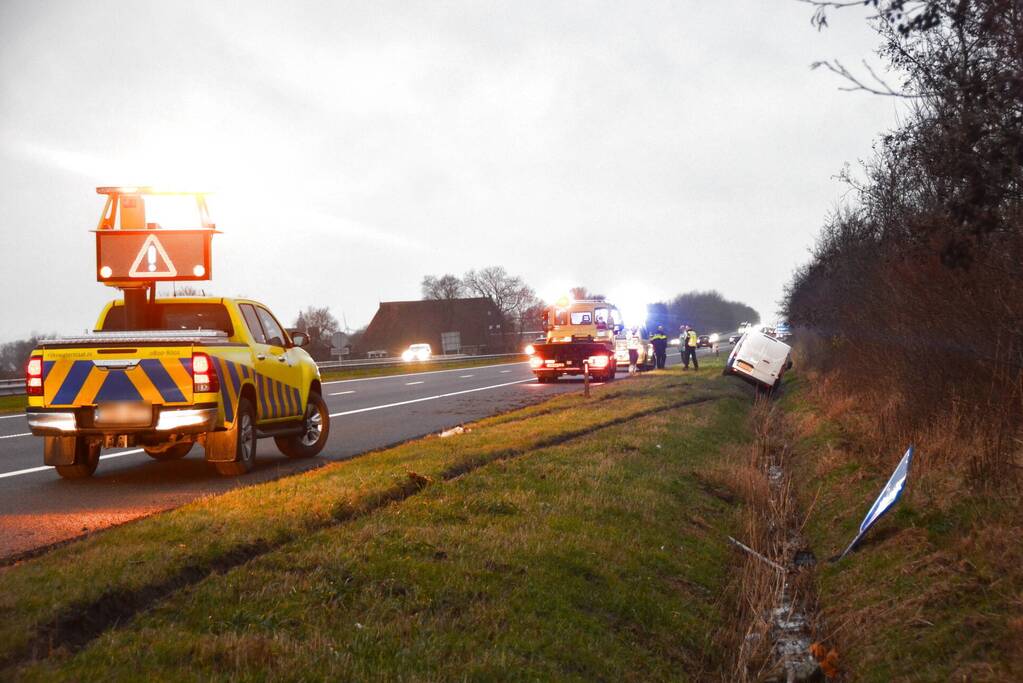 Auto in sloot belandt naast snelweg