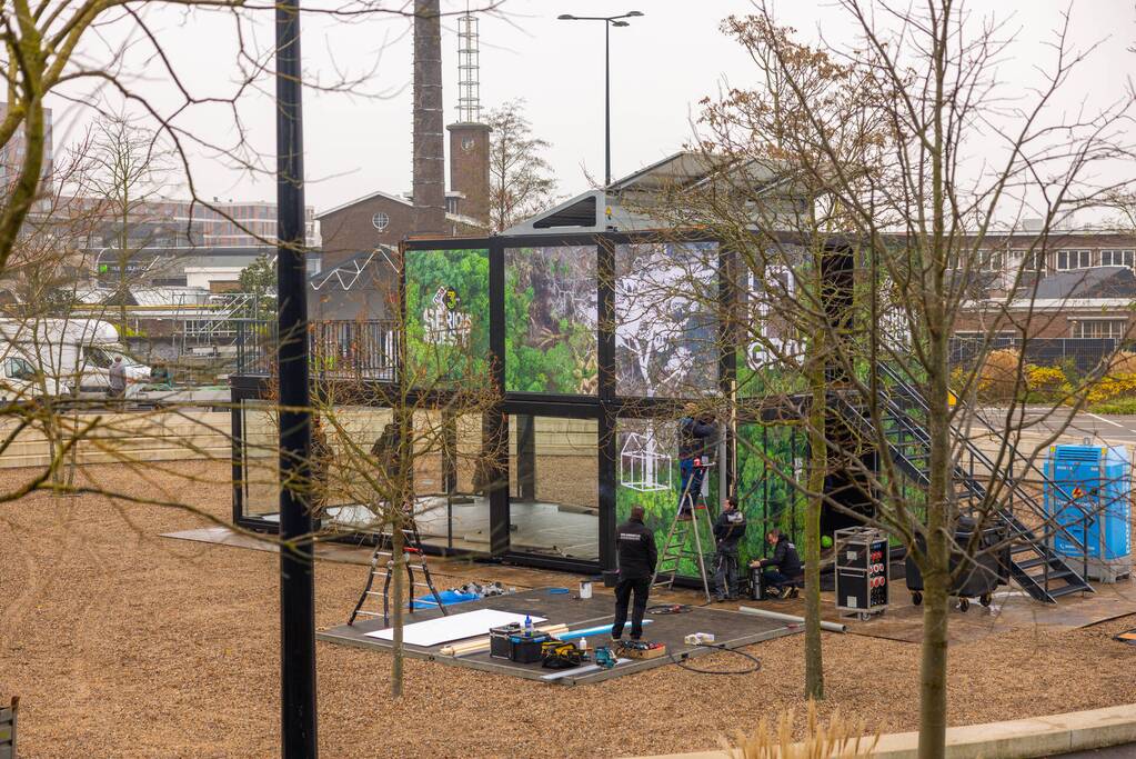 Opbouw Glazen Huis van 3FM Serious Request in volle gang