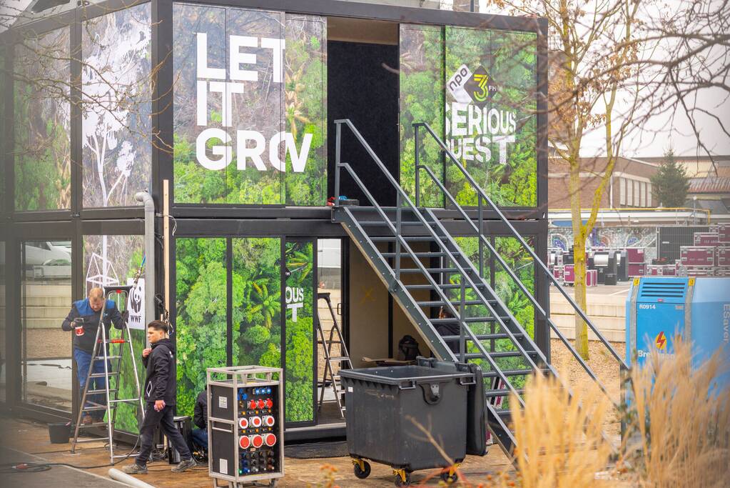 Opbouw Glazen Huis van 3FM Serious Request in volle gang, Oliemolenhof in Amersfoort