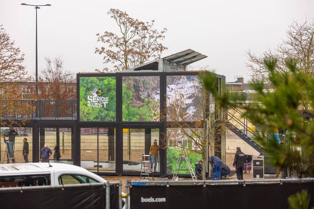 Opbouw Glazen Huis van 3FM Serious Request in volle gang