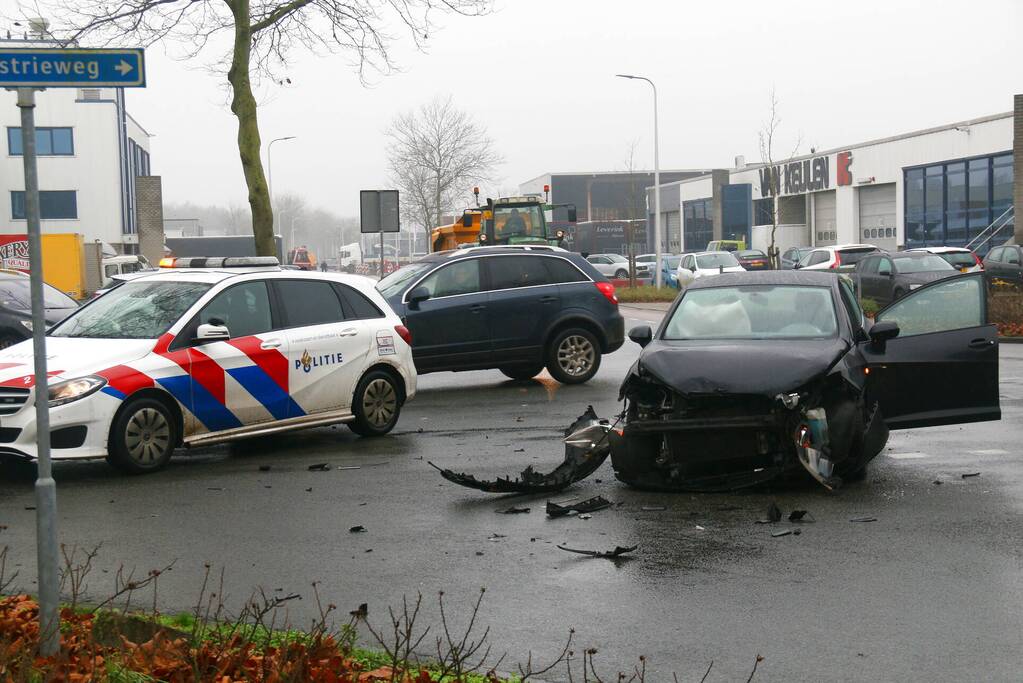 Veel schade bij ongeval op kruising
