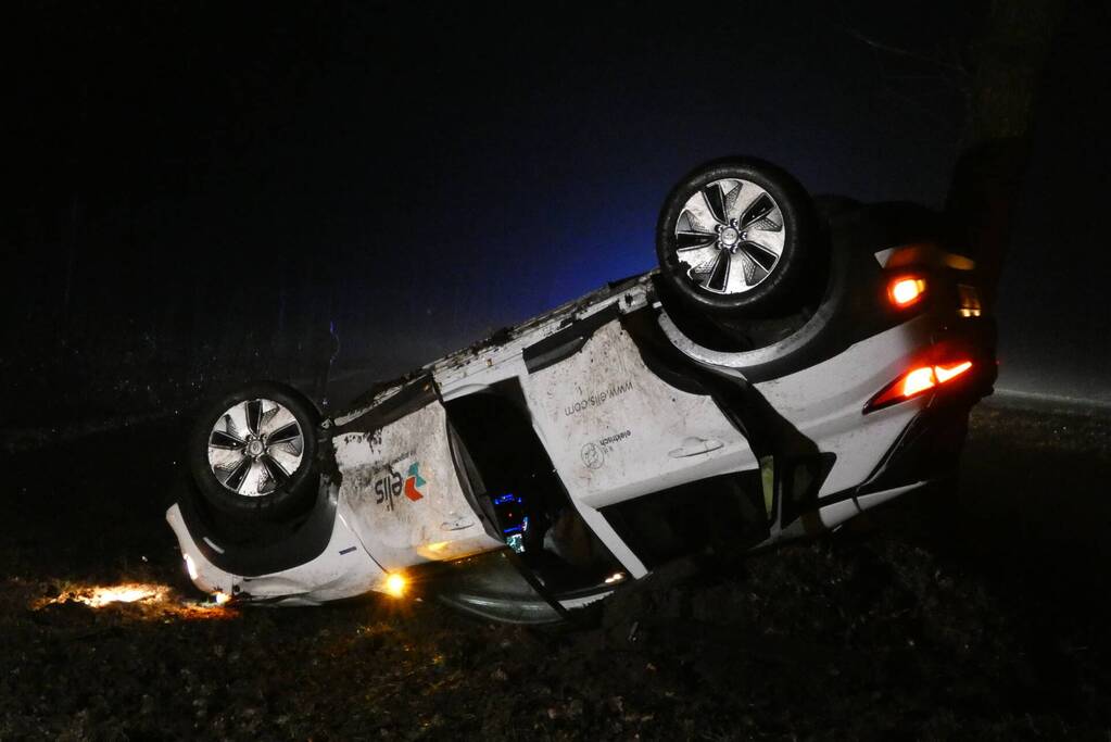 Auto raakt van de weg en vliegt over de kop