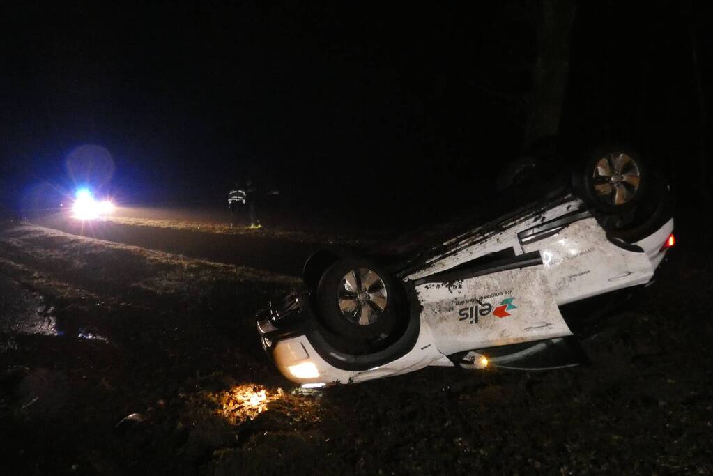 Auto raakt van de weg en vliegt over de kop