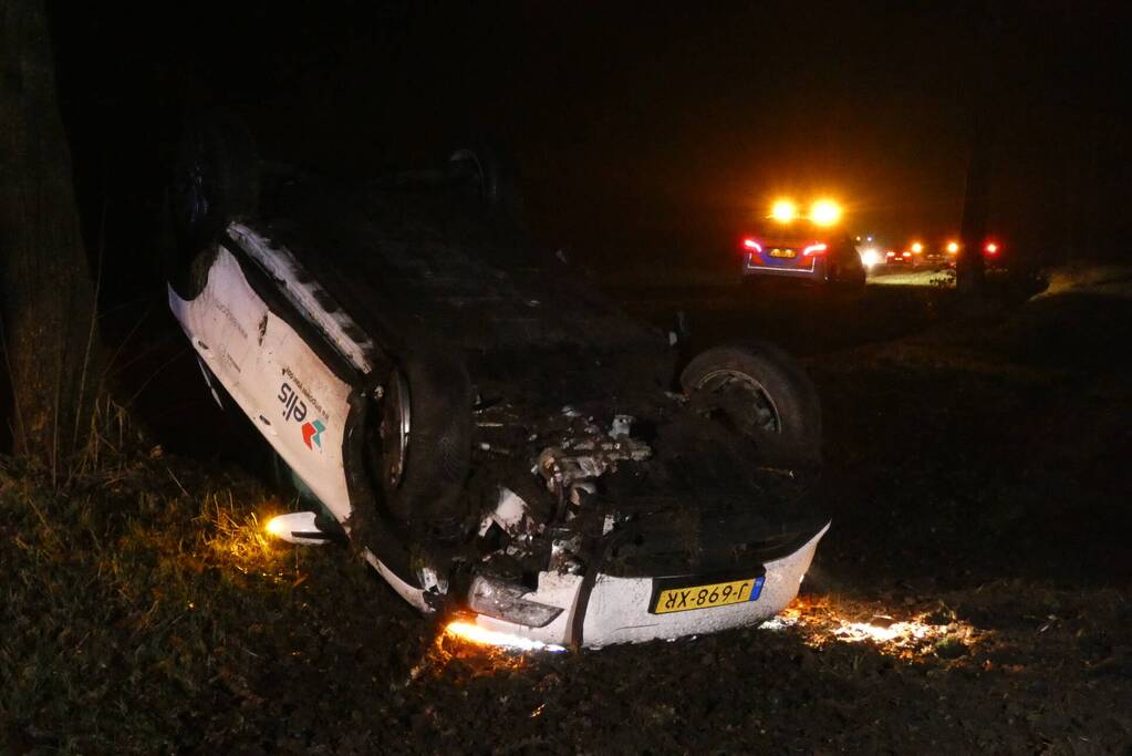 Auto raakt van de weg en vliegt over de kop