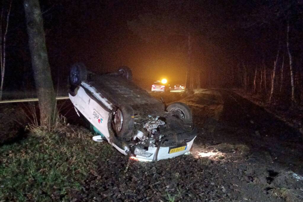 Auto raakt van de weg en vliegt over de kop