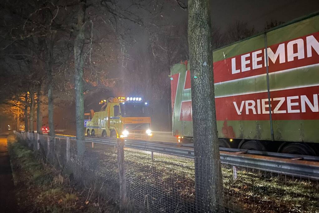 Vrachtwagen krijgt klapband
