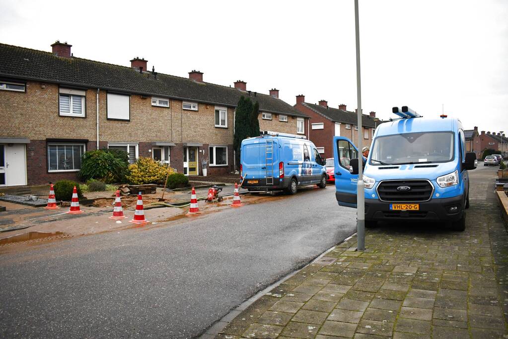 Stoep opengebroken vanwege gesprongen waterleiding