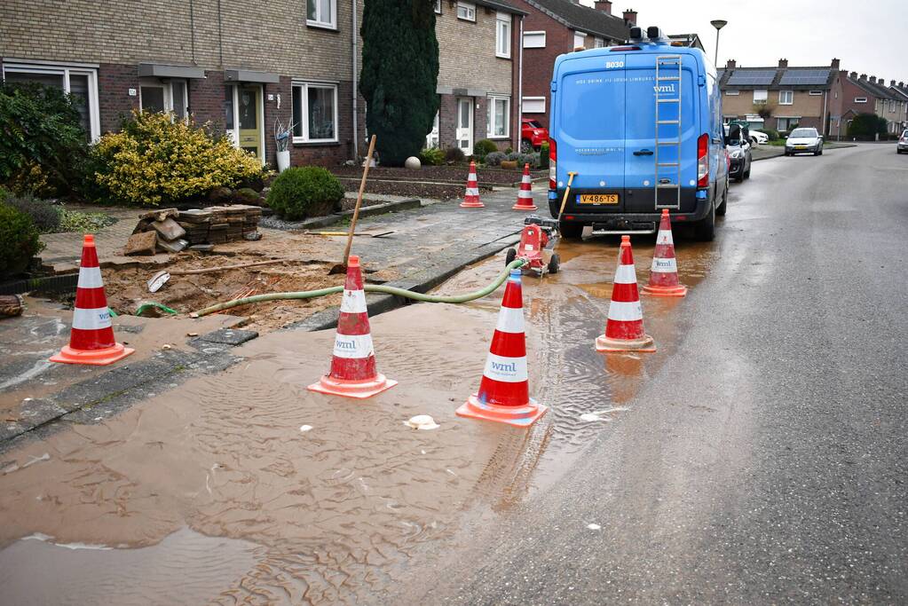 Stoep opengebroken vanwege gesprongen waterleiding