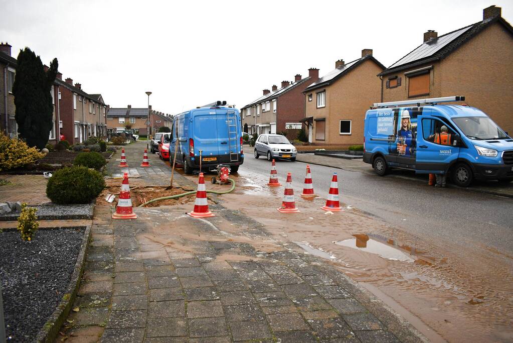 Stoep opengebroken vanwege gesprongen waterleiding
