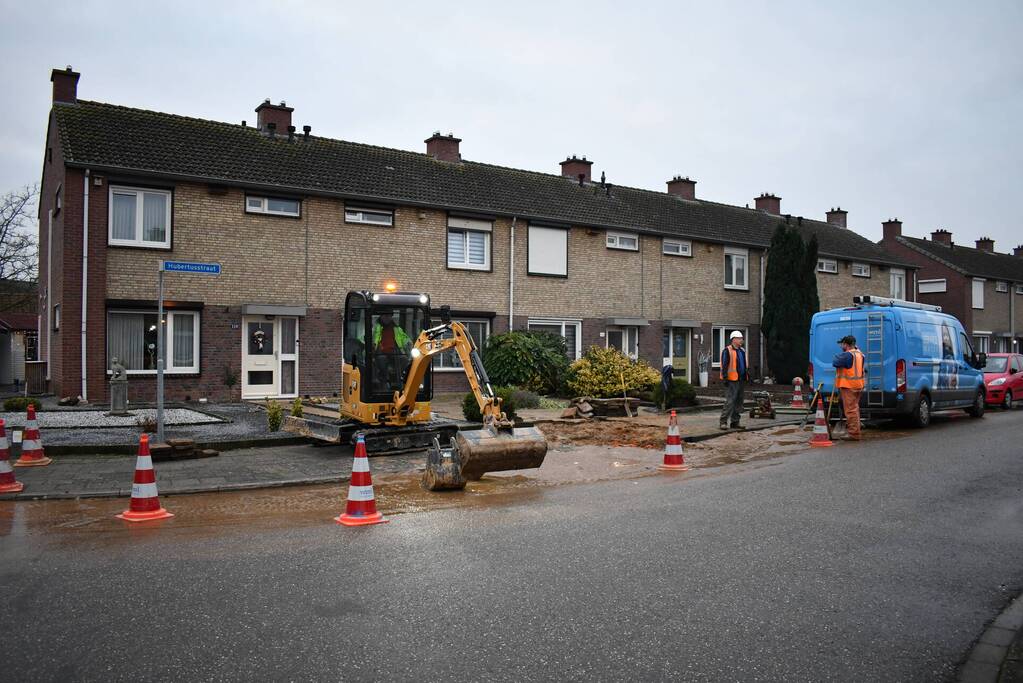 Stoep opengebroken vanwege gesprongen waterleiding