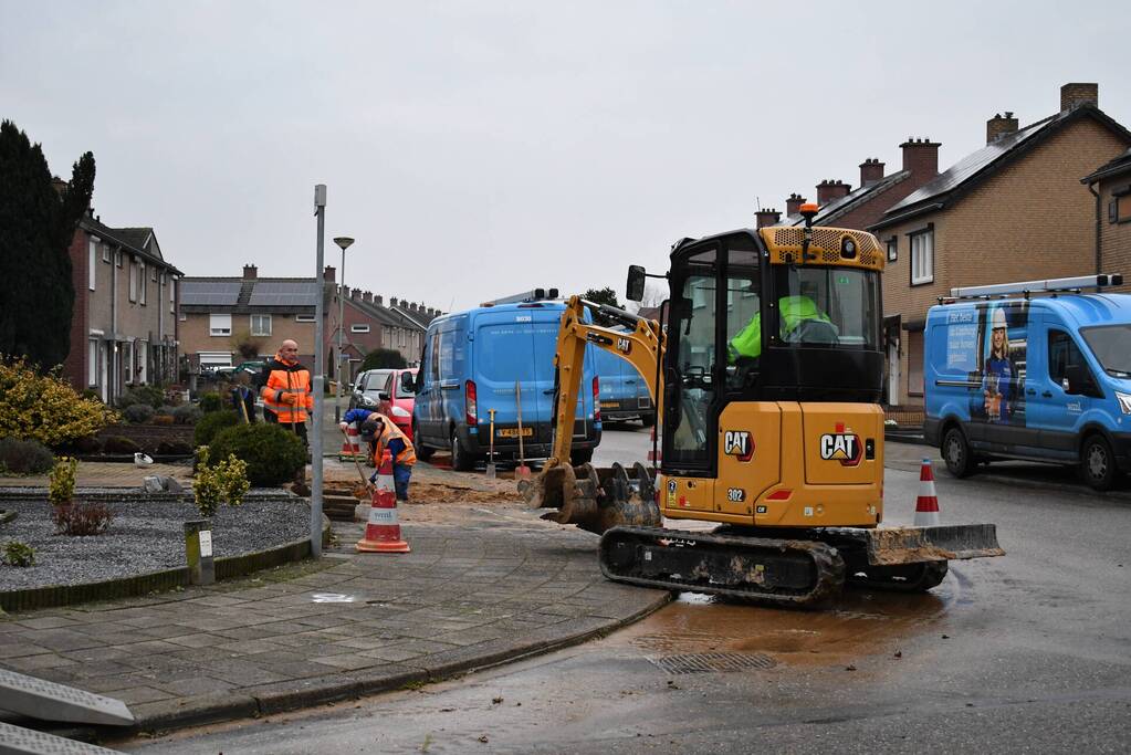Stoep opengebroken vanwege gesprongen waterleiding