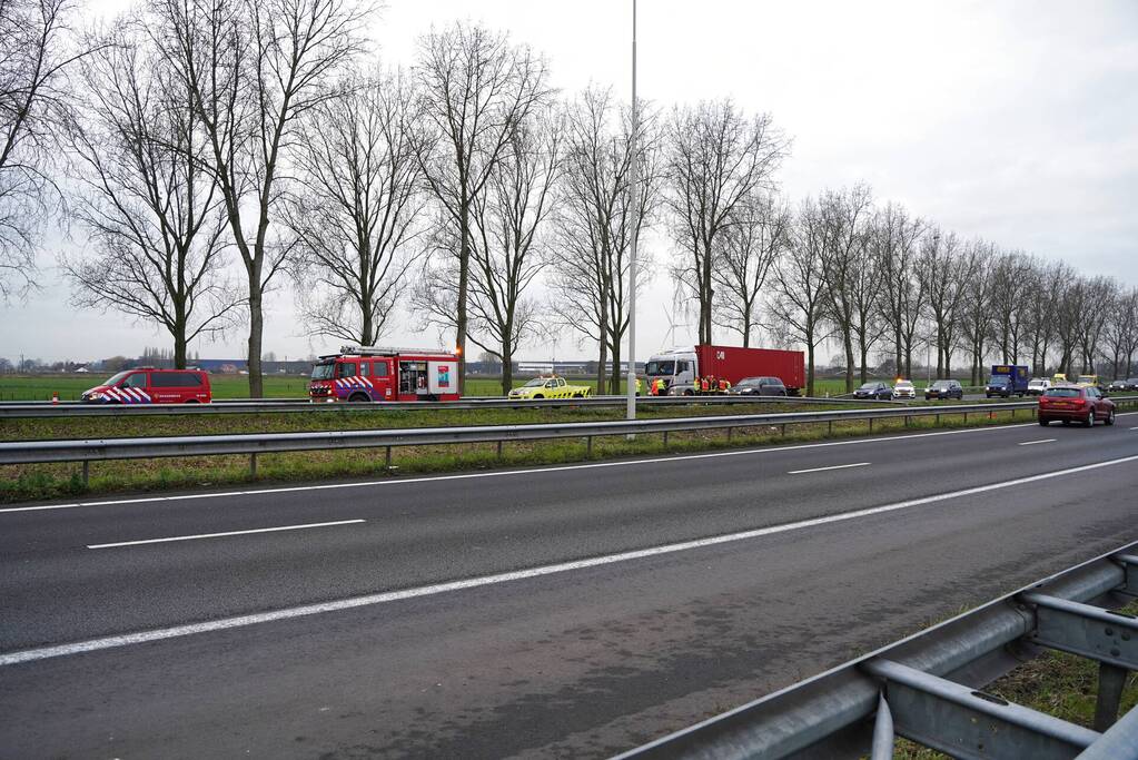 Lange files door vrachtwagen met brandstoflekkage