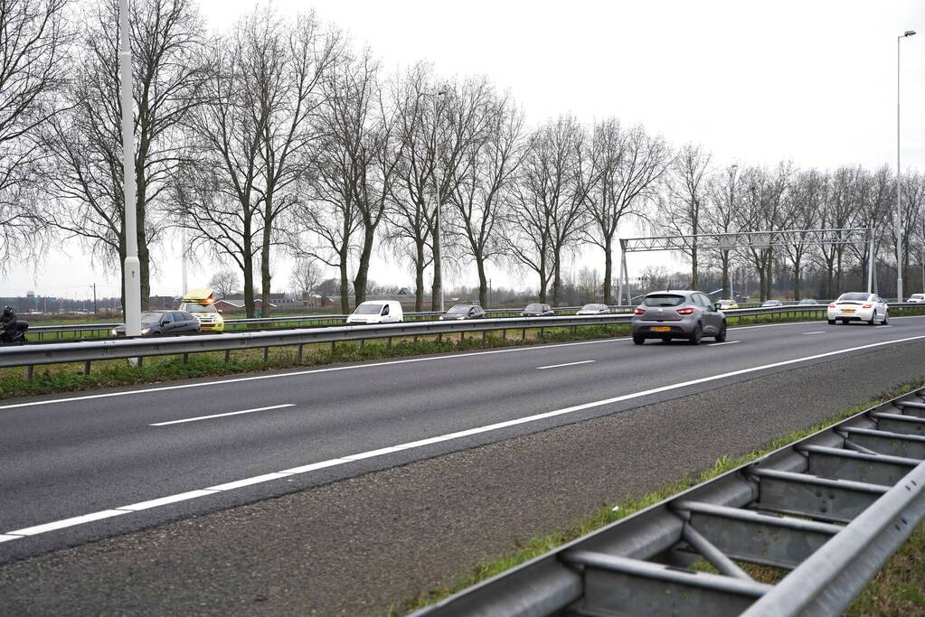 Lange files door vrachtwagen met brandstoflekkage
