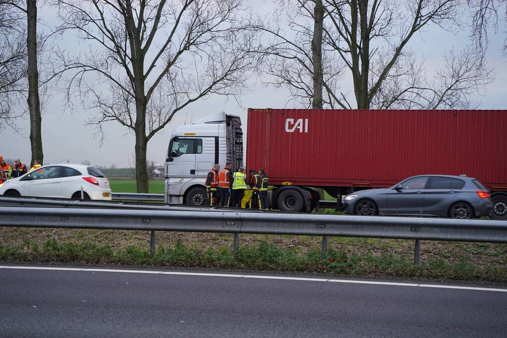 Lange files door vrachtwagen met brandstoflekkage