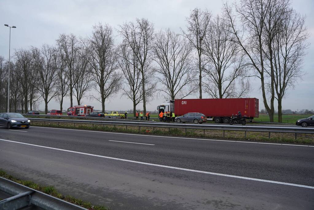 Lange files door vrachtwagen met brandstoflekkage