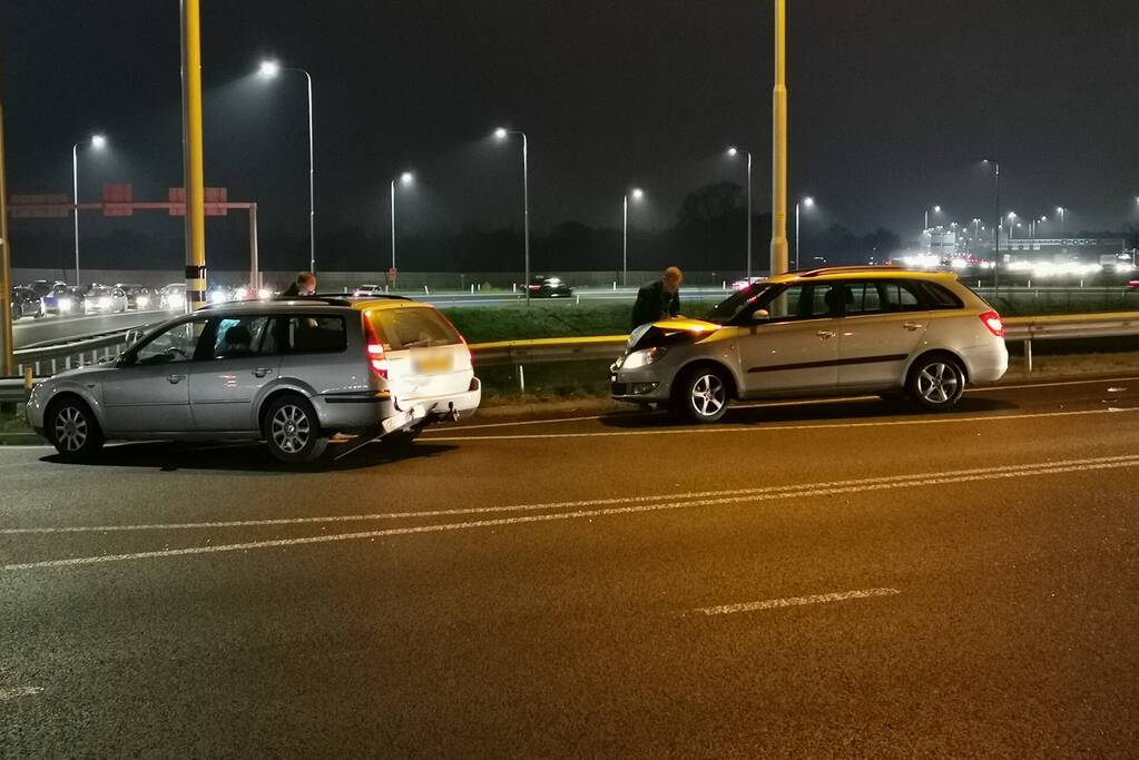Kop-staart botsing tussen twee auto's
