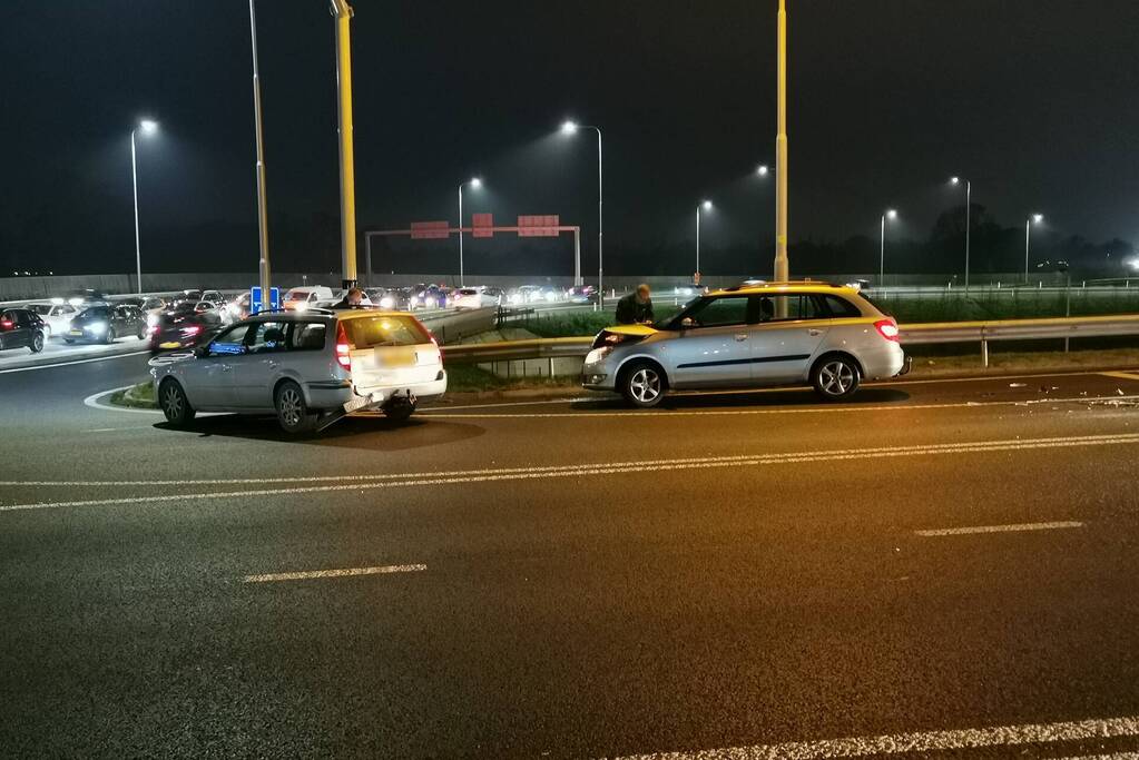 Kop-staart botsing tussen twee auto's