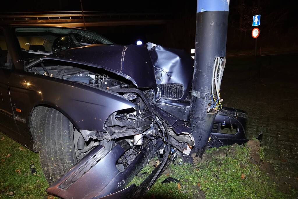 Bestuurder spoorloos na botsing tegen paal