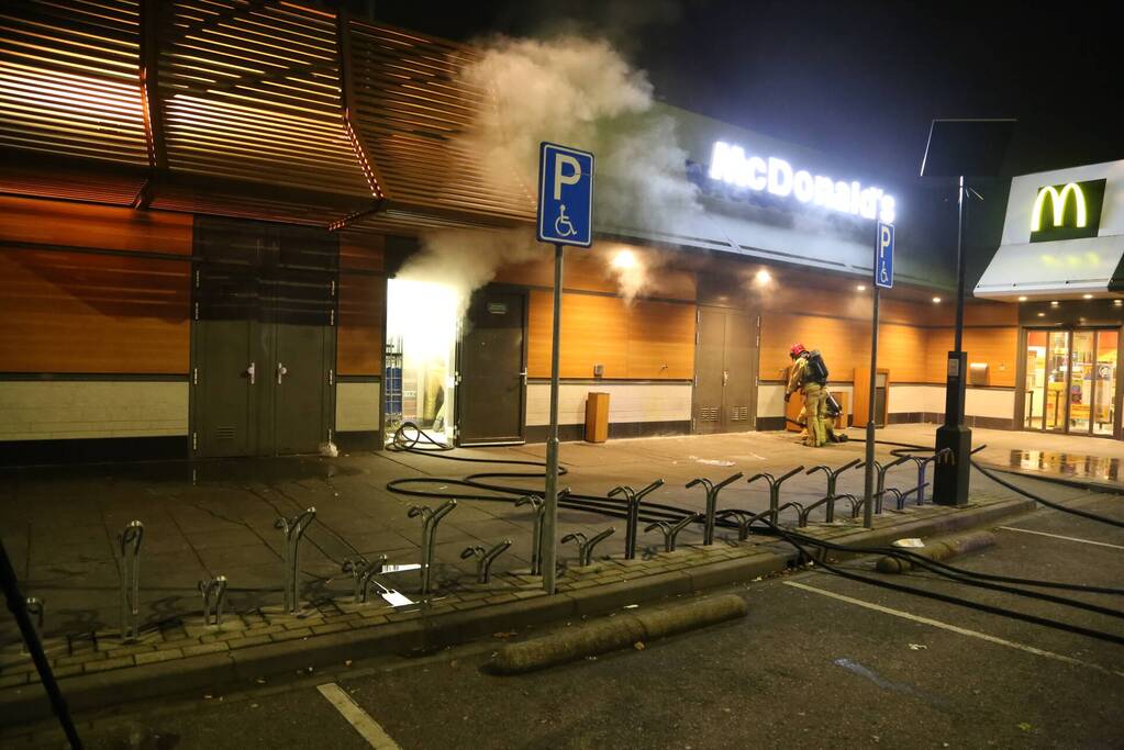 Afvalpers vliegt in in brand in restaurant