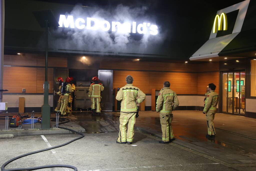 Afvalpers vliegt in in brand in restaurant