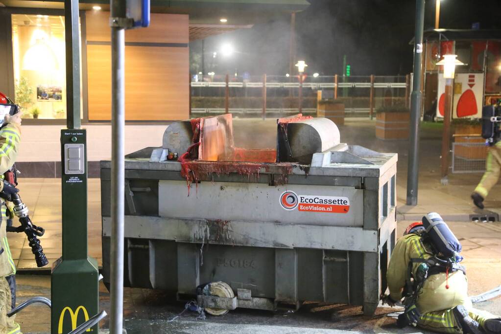 Afvalpers vliegt in in brand in restaurant