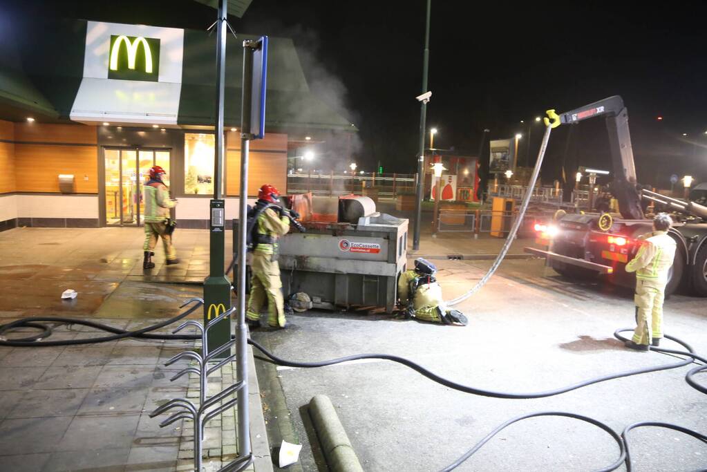 Afvalpers vliegt in in brand in restaurant