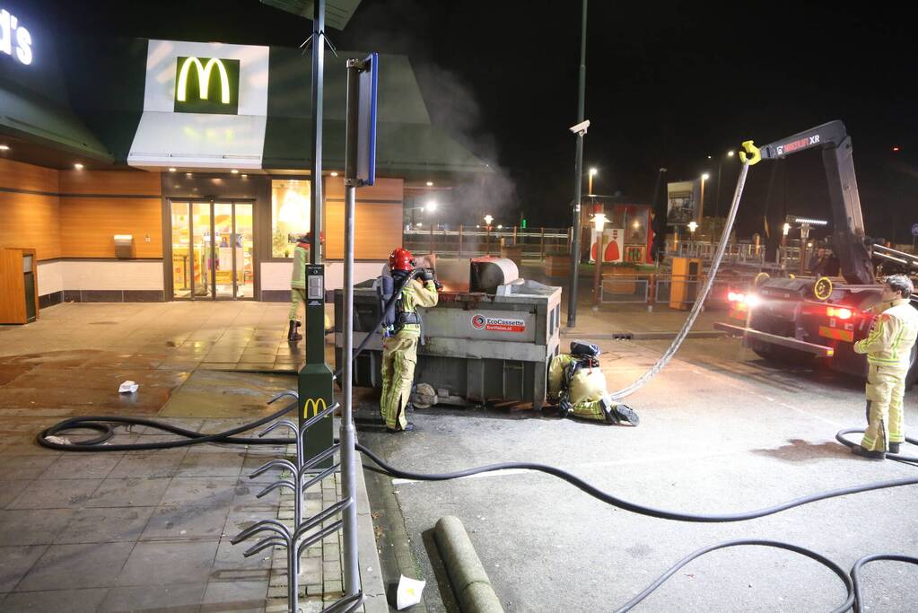 Afvalpers vliegt in in brand in restaurant