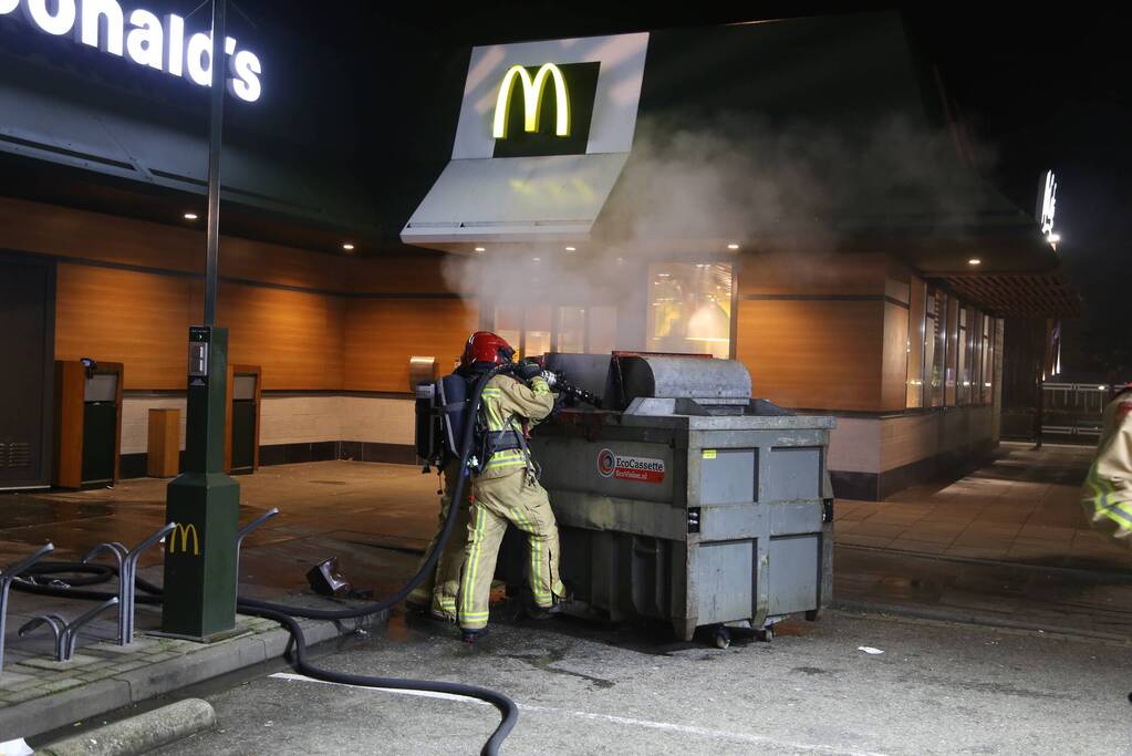 Afvalpers vliegt in in brand in restaurant