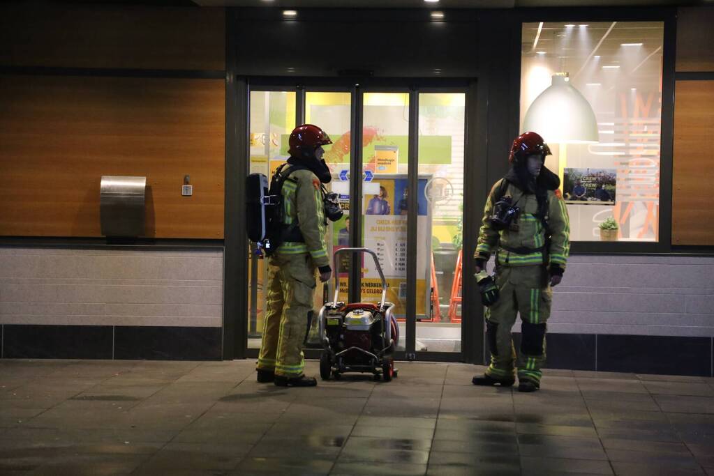 Afvalpers vliegt in in brand in restaurant