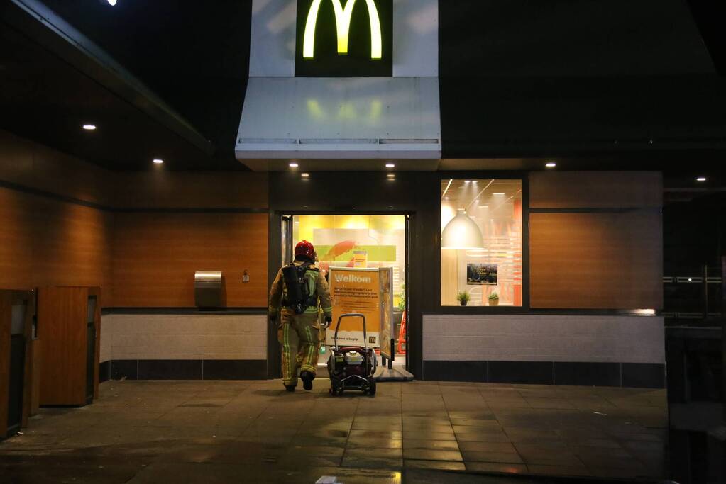 Afvalpers vliegt in in brand in restaurant