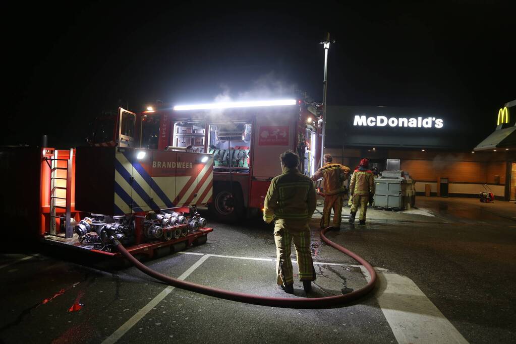 Afvalpers vliegt in in brand in restaurant