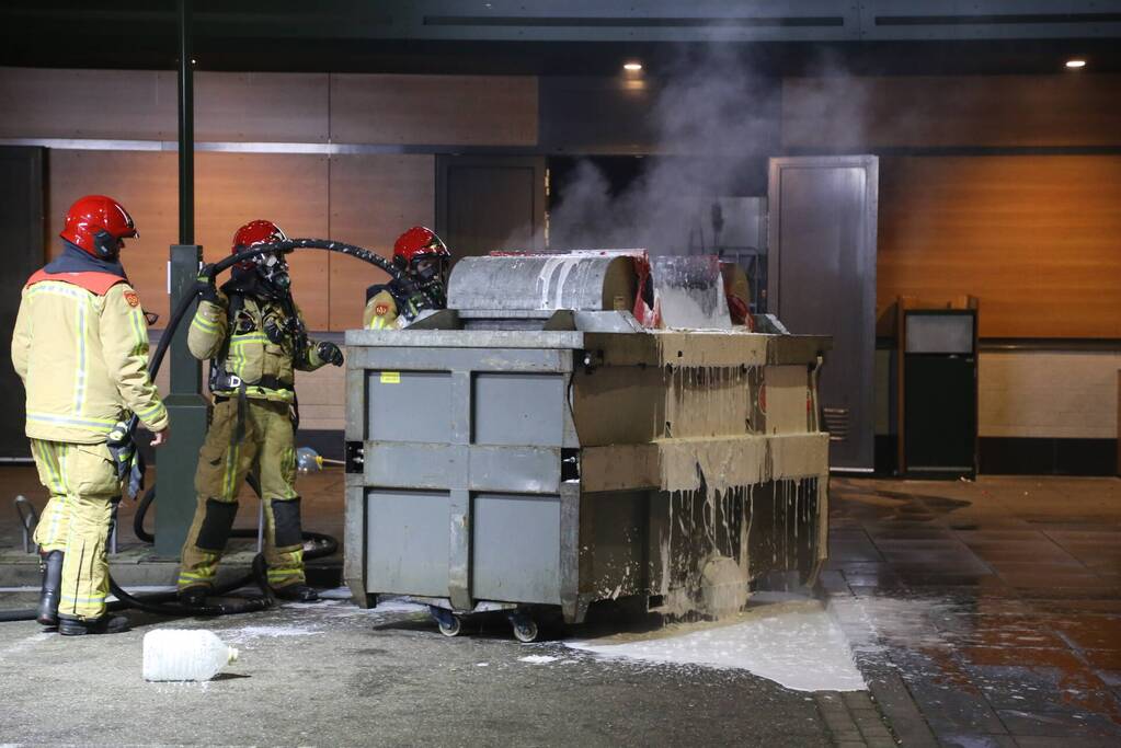 Afvalpers vliegt in in brand in restaurant