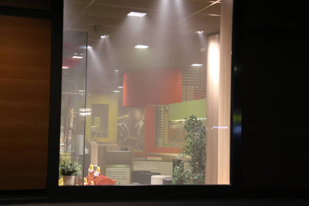 Afvalpers vliegt in in brand in restaurant