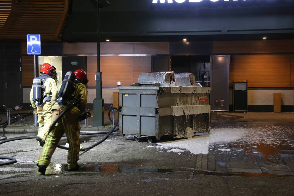 Afvalpers vliegt in in brand in restaurant