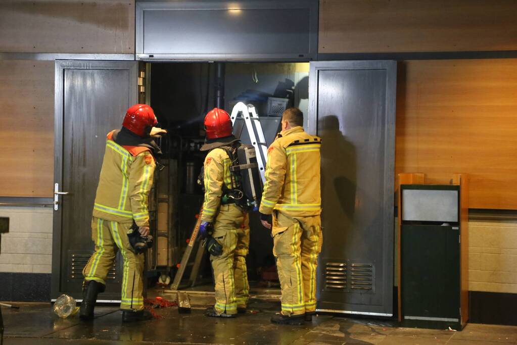 Afvalpers vliegt in in brand in restaurant