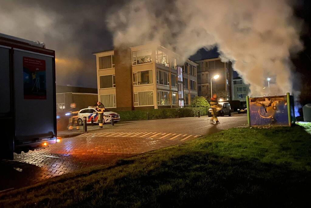 Veel rook door brand in container