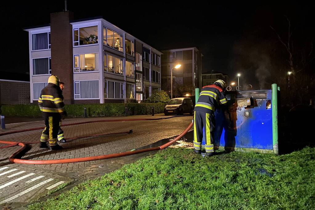 Veel rook door brand in container