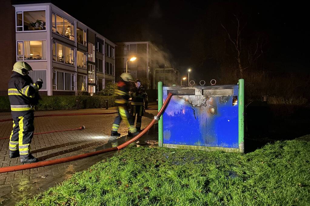 Veel rook door brand in container