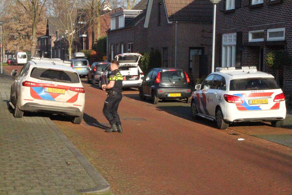 Politie beukt deur in en doen onderzoek in woning