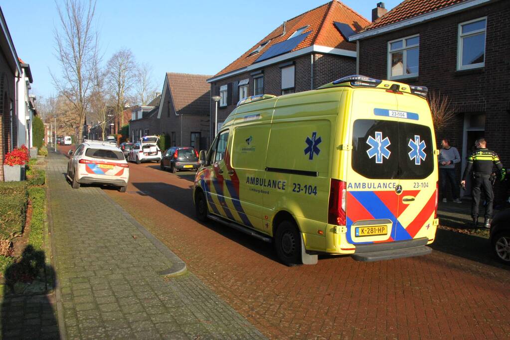 Politie beukt deur in en doen onderzoek in woning