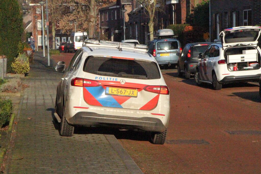 Politie beukt deur in en doen onderzoek in woning