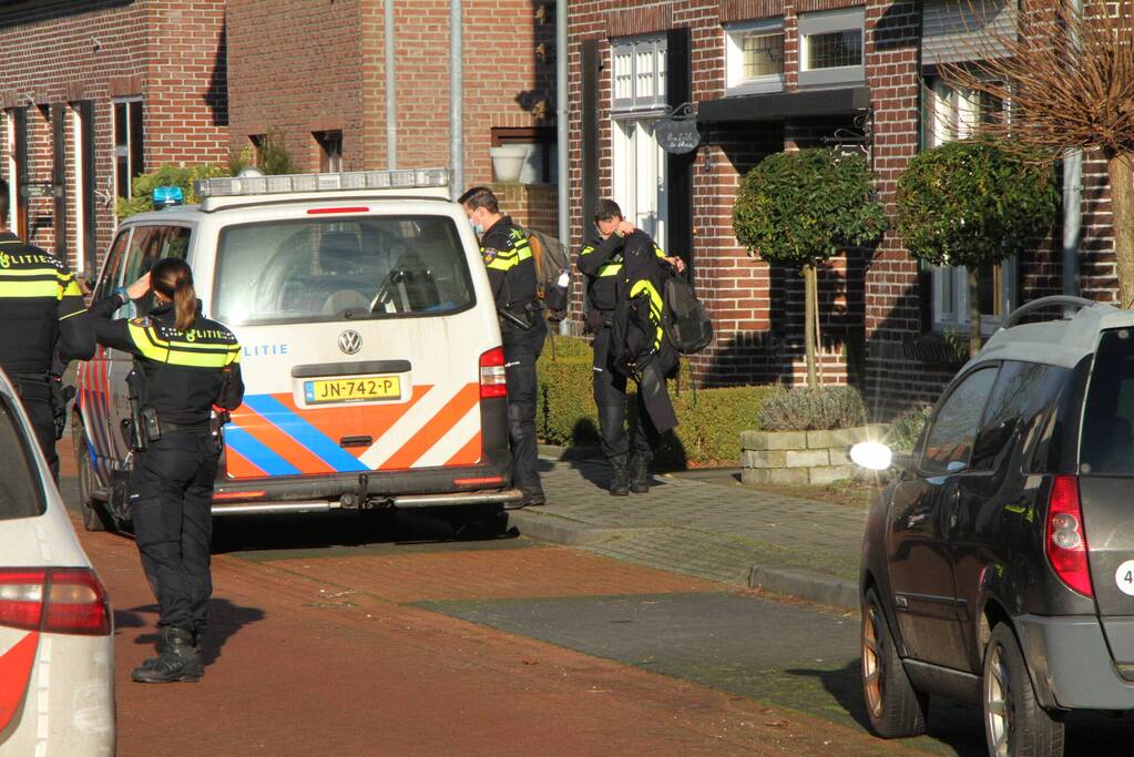 Politie beukt deur in en doen onderzoek in woning