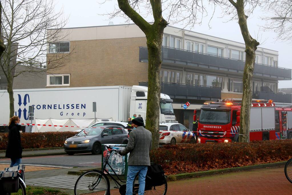 Persoon komt onder vrachtwagen en overlijdt