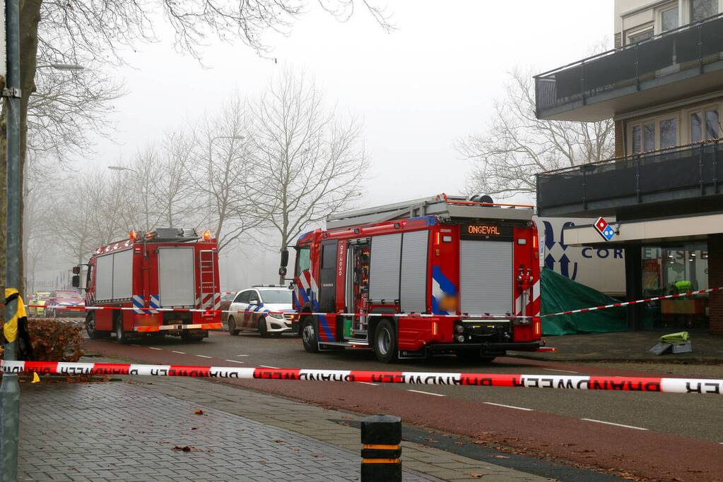 Persoon komt onder vrachtwagen en overlijdt