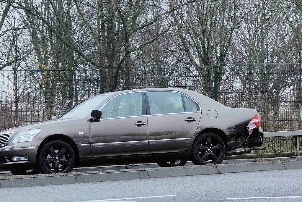 Drie voertuigen lopen flinke schade op